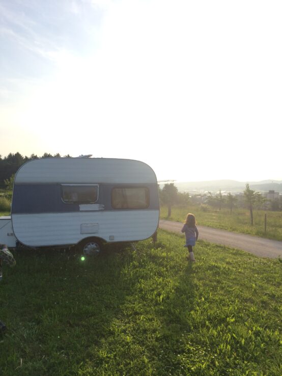 Die Tochter auf dem Weg zu einem unserer Mini-Wohnwägen.