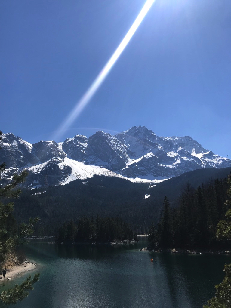 Immer wenn zu viele Touristen am parkplatz ankommen, schickt Gott seinen Zorn per Zornstrahl nach unten.