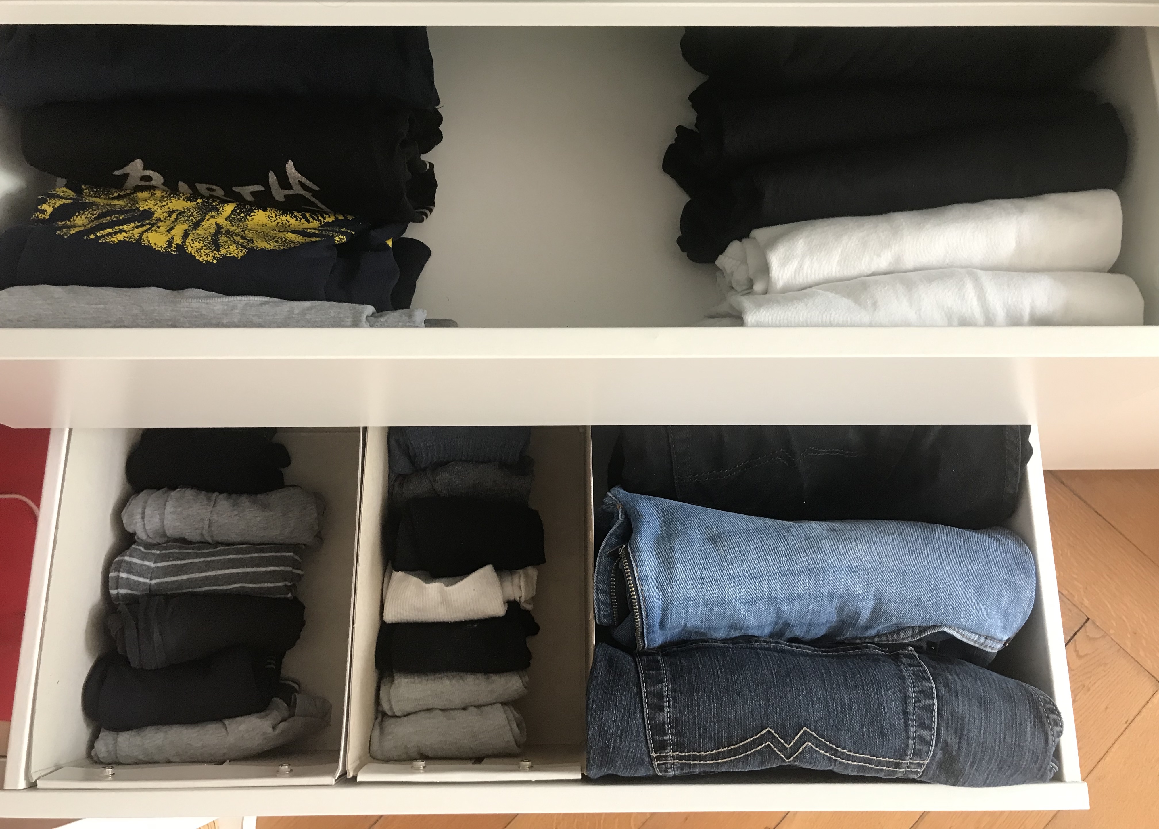 Bedruckte Bandshirts links, Einfarbige rechts. Ordnung musss ein. Socken und Unterbuxen passen ganz gut in so Schachteln von IKEA.