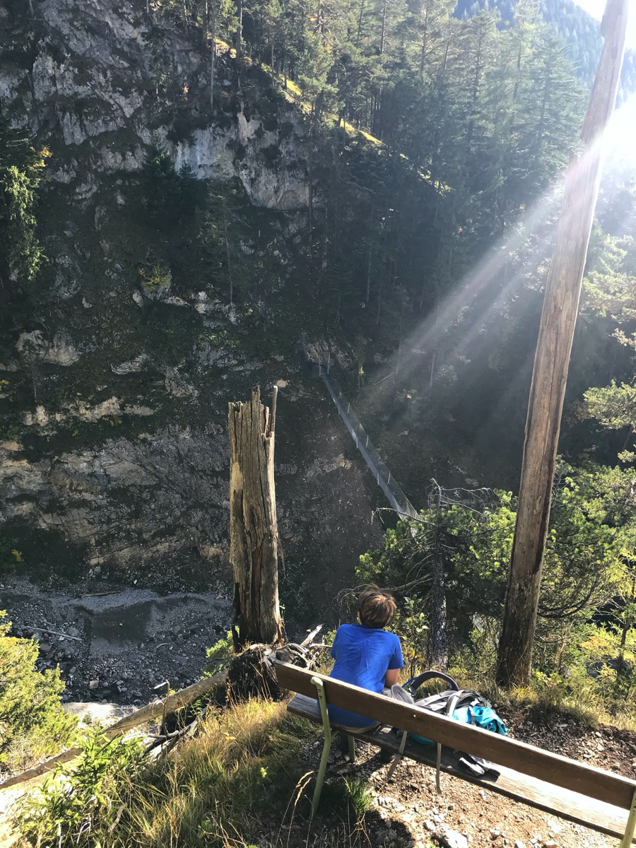 Darauf hat der junge Mann hingefiebert. Da drunten hängt eine Brücke.