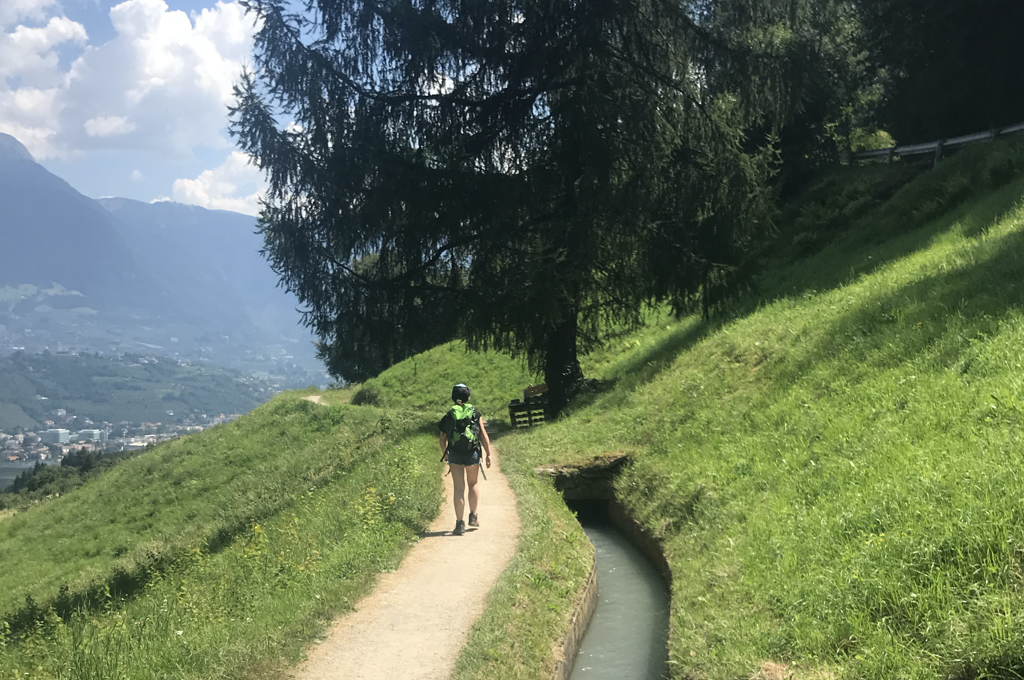 Wandern auf dem Waalweg bei Meran