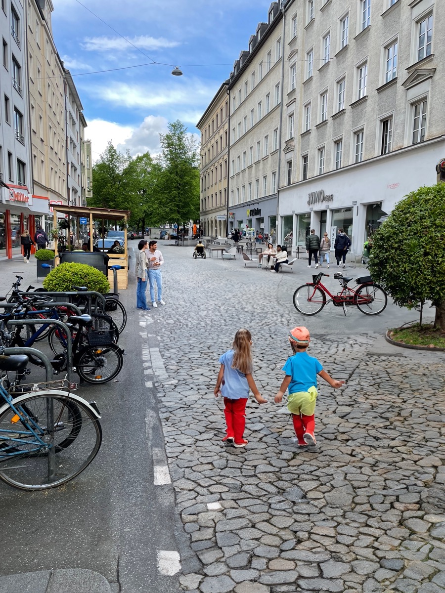 Stimmungsschwankungen in der Wei&szlig;enburger Stra&szlig;e
