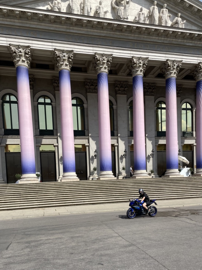 Motorcycle Emptiness vor Bayerischer Staatsoper