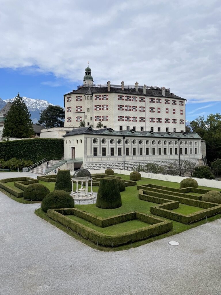 Misslungenes Heckenlabyrinth