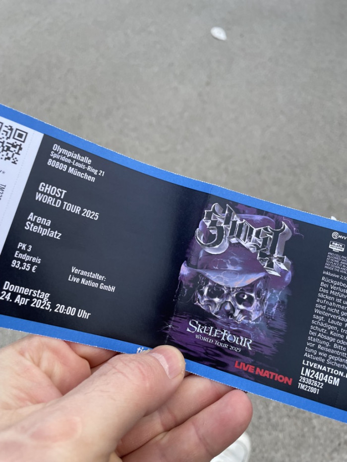 Ghost, 50, Mittelfinger