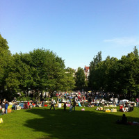 Feilschen mit @muellero und mir. In echt. Auf der Postwiese.