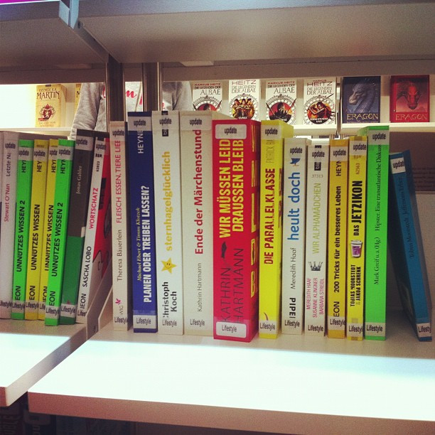 Das @neon_magazin Regal im Gasteig.