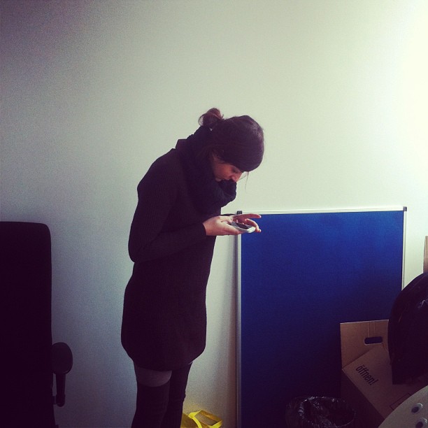 Hipster fotografieren ihre F&uuml;&szlig;e f&uuml;r Instagram.