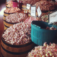 Die Tochter darf es nie erfahren. F&auml;sser voll Bonbons.