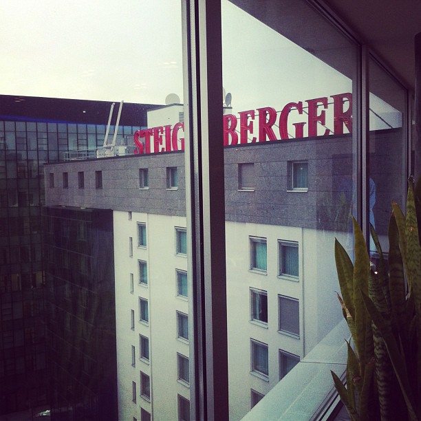 Stellt euch hinter mir Pool und Sauna vor. Links vorne der Flughafen Frankfurt.