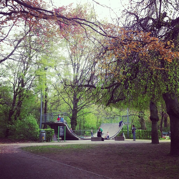 Hier werden L&ouml;cher in Hosen gerutscht.