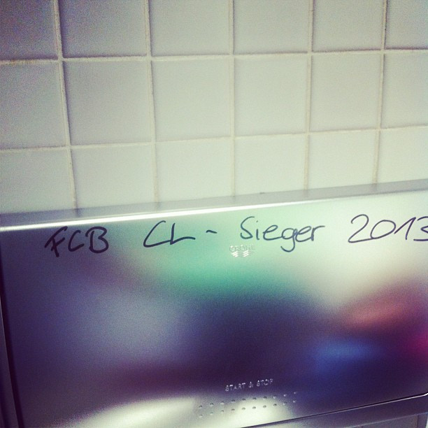 Schreib's mit Edding auf die Klosp&uuml;lung von der Bibliothek