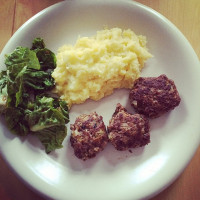 Fleischpflanzerl mit Kartoffelbrei. Alles handgedrechselt.