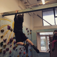 Nach Schwimmen und Memory kann er jetzt auch noch Hangeln besser als ich.