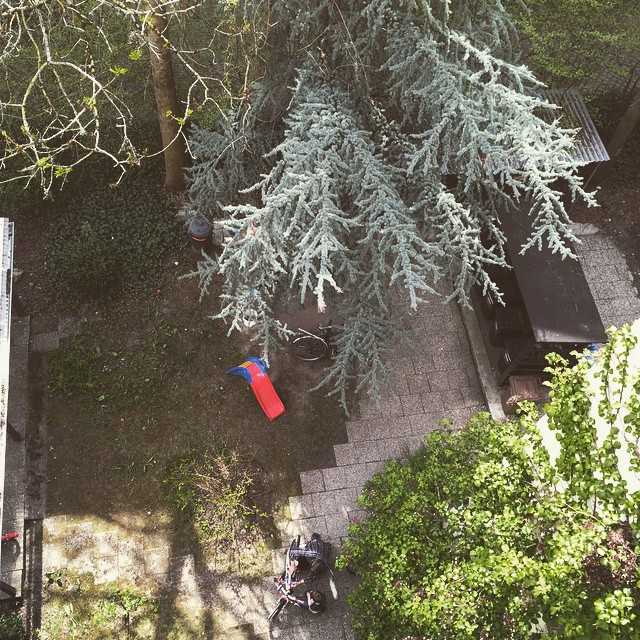 Daf&uuml;r sind Opas da. Zeug am Enkelfahrrad rumschrauben.