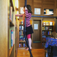 Ganz die @br1b1e . B&uuml;cher einstellen im Rum f&ouml;r Barn.