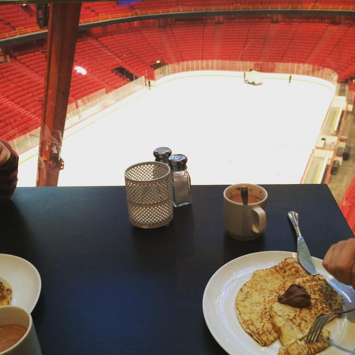 Moin . Fr&uuml;hst&uuml;ck mit Blick aufs Eishockeyfeld.