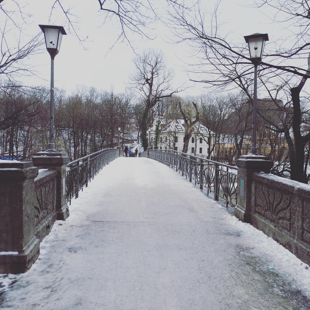 Schlittschuhlauf. Slippery when wet