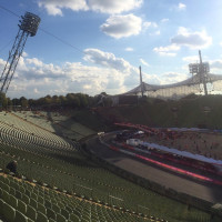 Zieleinlauf Olympiastadion. Die "Menge" rastet aus.
