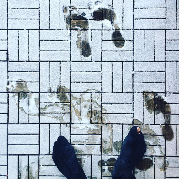 Moin M&uuml;nchen. Industrieschnee und Loch im Socken.