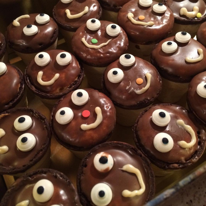 Ein Klassensatz Kuchen-im-Waffelbecher.