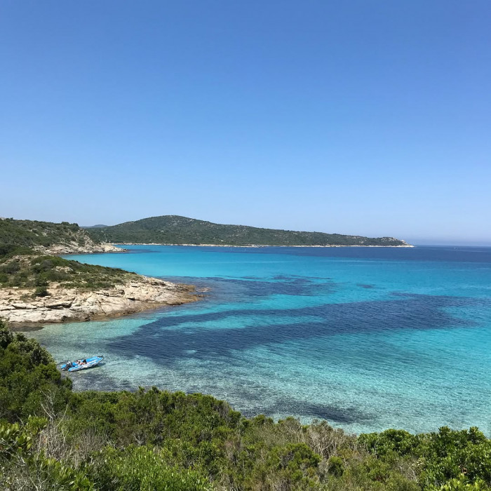 Von Saint-Florent f&auml;hrt man mit dem Boot (erste Fahrt in der Nebensaison um 10:00 mit  @le.popeye) i
