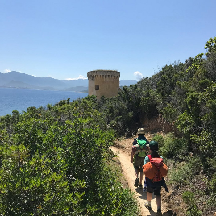 Von Saint-Florent f&auml;hrt man mit dem Boot (erste Fahrt in der Nebensaison um 10:00 mit  @le.popeye) i
