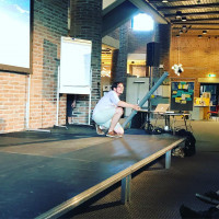 in der @muenchner_stadtbibliothek . Hier wird gerade ein Hund (aus Stoff) beschleunigt