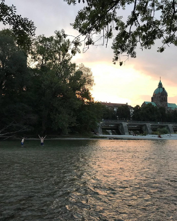 Alte, wei&szlig;e M&auml;nner gehen baden.