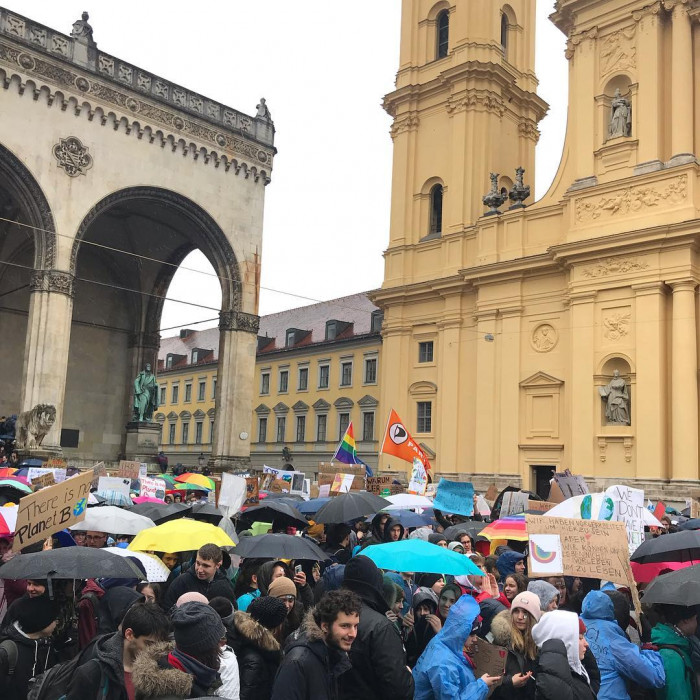 Keine Ahnung in welche Klasse Shawn Mendes geht. Aber es regnet hier seit ner Stunde in Str&ouml;men, der