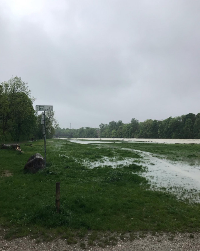 Moin M&uuml;nchen. Die Isar l&auml;uft langsam &uuml;ber.