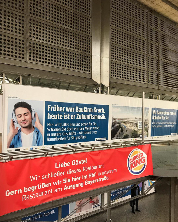 Schalterhalle hei&szlig;t heute Servicezentrum und ist viel effizienter und kleiner. Tickets kauft man in