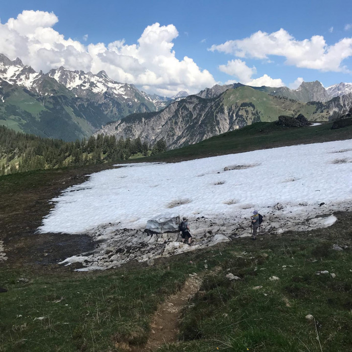 Die erste Wanderung im gro&szlig;en Walsertal. Es gibt noch bisschen Restschnee und weil die K&uuml;che eine Be