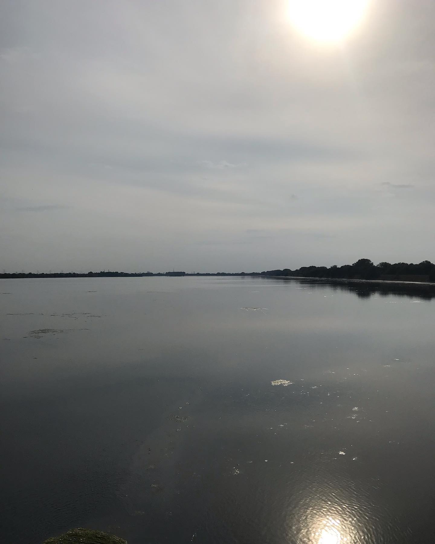 Der Speichersee bei Ismaning. Riesengro&szlig; und stinkt.