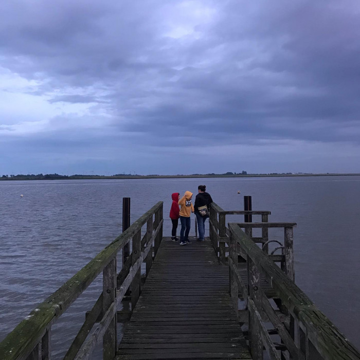 Tag 5: Von B&uuml;sum nach T&ouml;nning.  Windstill zuerst 20 Kilometer an der K&uuml;ste entlang. Ein andersfarbig
