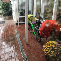 Tag 9: Von Husum nach Wyk auf F&ouml;hr. Husum unter Dauerregen.  Der Zug bringt unsere R&auml;der zur F&ouml;hre n