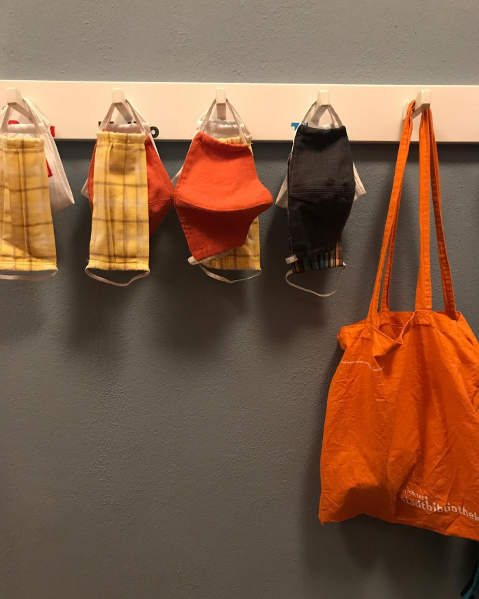 Jedem seinen eigenen Maskenhaken - Schmutzmasken in den Beutel.