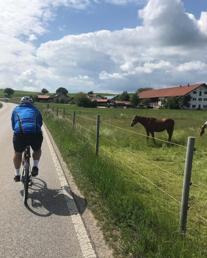 Radrunde mit dem @schwanzhund_ zum Steinsee. Zur&uuml;ck &uuml;ber Glonn. Der Zirkus ist in der Stadt.