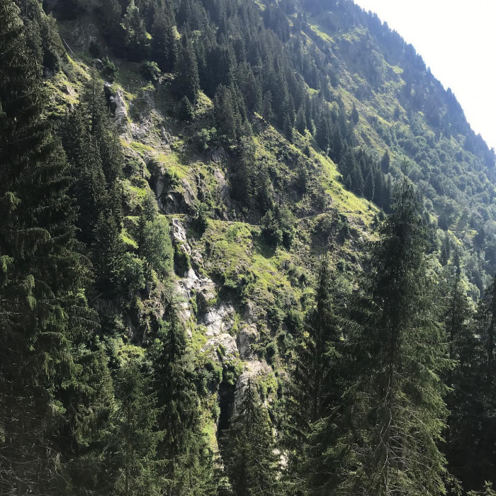 Oberhalb von Meran liegt Dorf Tirol. Der Ort besteht aus Restaurants, Souvenirläden, Hotels und ein