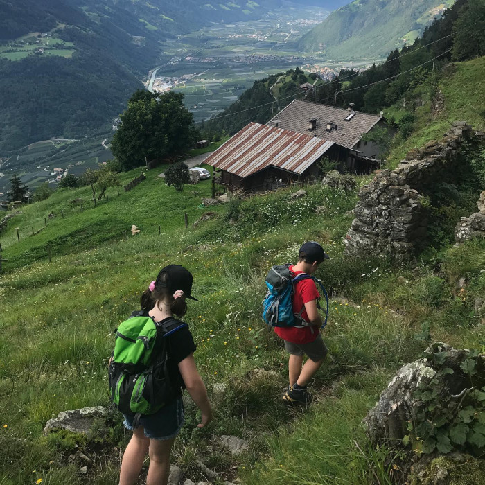 Oberhalb von Meran liegt Dorf Tirol. Der Ort besteht aus Restaurants, Souvenirläden, Hotels und ein