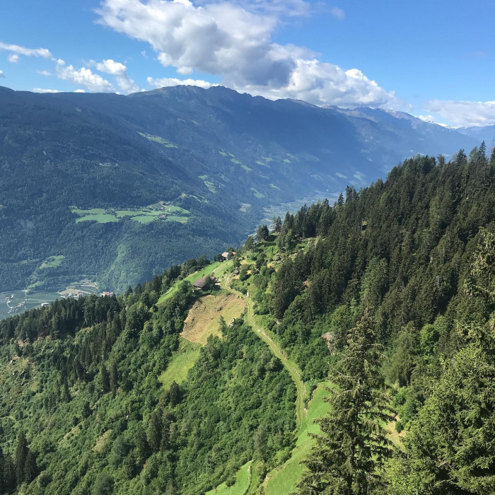 Oberhalb von Meran liegt Dorf Tirol. Der Ort besteht aus Restaurants, Souvenirläden, Hotels und ein