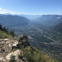 Oberhalb von Meran liegt Dorf Tirol. Der Ort besteht aus Restaurants, Souvenirläden, Hotels und ein