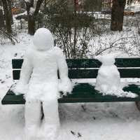 Soweit ich das erkennen kann, hat da jemand einen Baby Yoda Schneemann auf die Bank gesetzt ...