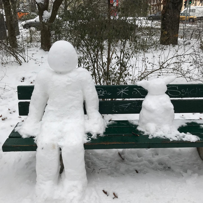 Soweit ich das erkennen kann, hat da jemand einen Baby Yoda Schneemann auf die Bank gesetzt ...