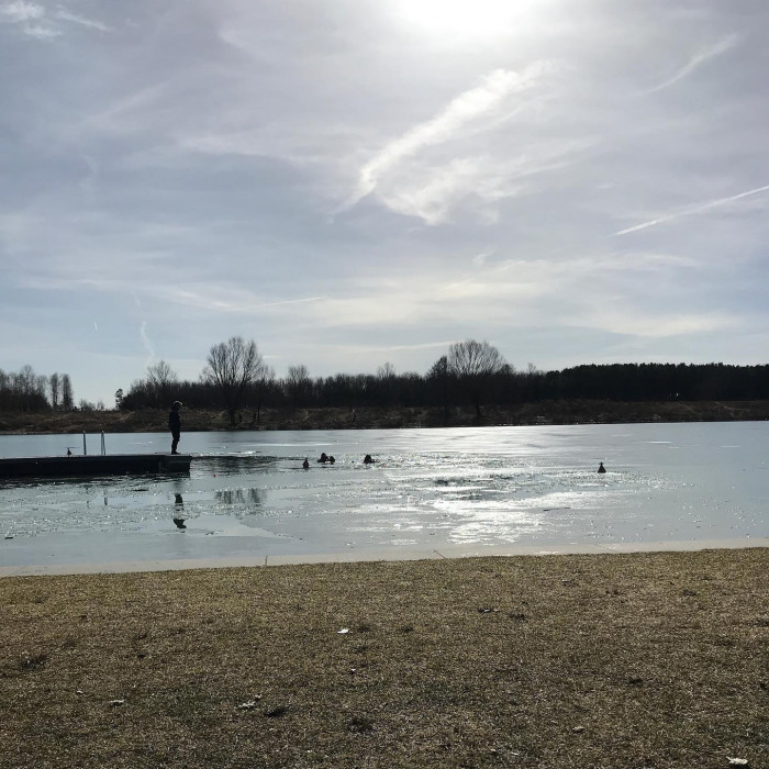 Ein paar, mir bisher unbekannte, &Uuml;berreste des alten Flughafens entdeckt, Tauch&uuml;bung am halbzugefror