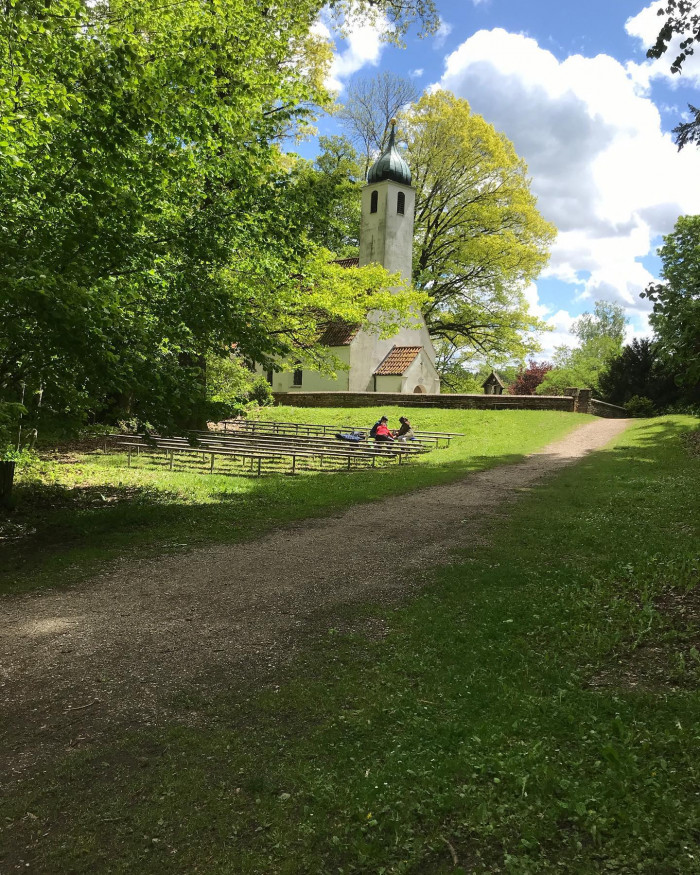 Kurz vor Freising ist der Weltwald. So ein Waldlehrpfad extended. Man l&auml;uft durch &bdquo;Asien&ldquo;, &bdquo;Europa&ldquo;
