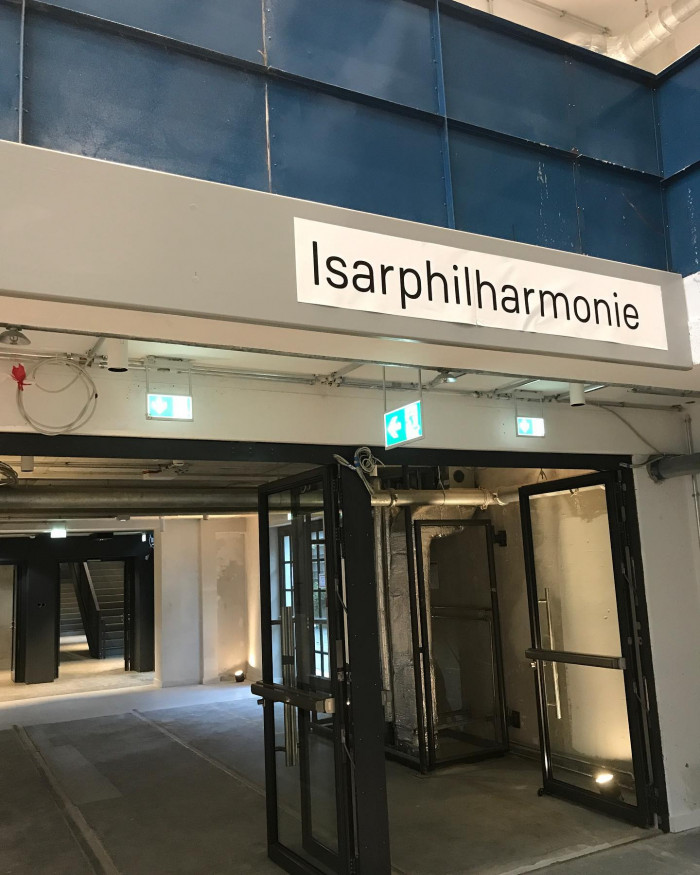 Generalprobe in der neuen Isarphilharmonie im. F&uuml;r M&uuml;nchner Verh&auml;ltnisse viel unfertiger Indust