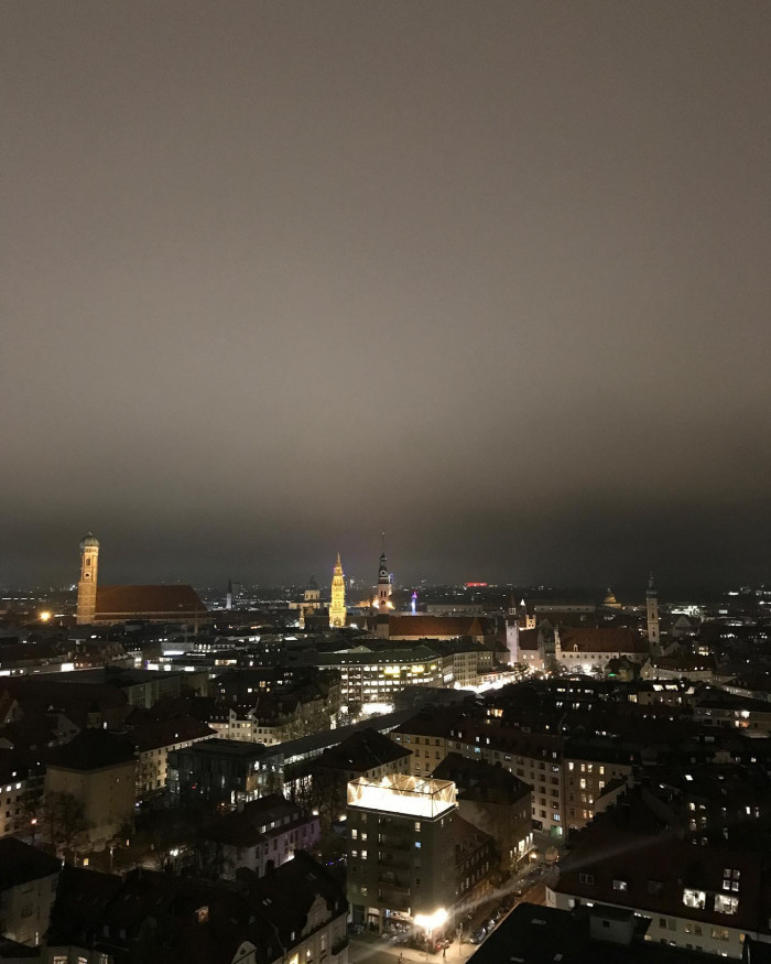 Stadtspaziergang mit Endstation Hochhausdach The Seven. M&uuml;nchen bei Nacht. 🌜