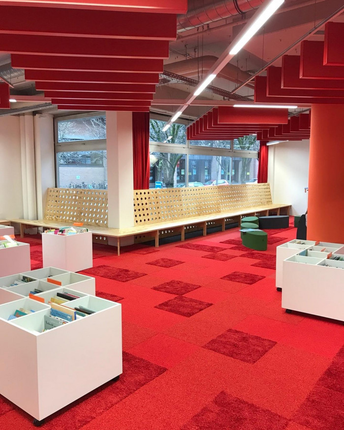 Das neue Interimsquartier der @muenchner_stadtbibliothek im Motorama ist sehr bunt. Mehr Details im