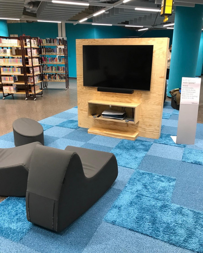 Das neue Interimsquartier der @muenchner_stadtbibliothek im Motorama ist sehr bunt. Mehr Details im